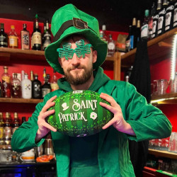 Supporter irlandais fêtant la saint patrick avec son ballon collector !